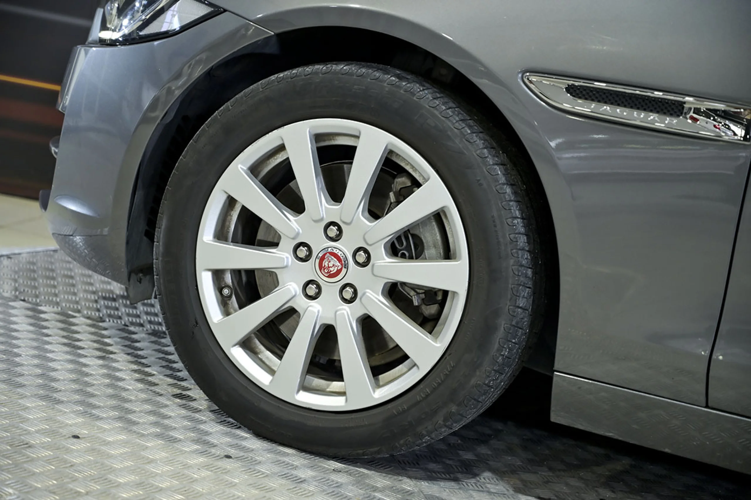 Jaguar XE 2.0I 147kW RWD Prestige Auto - Foto 15