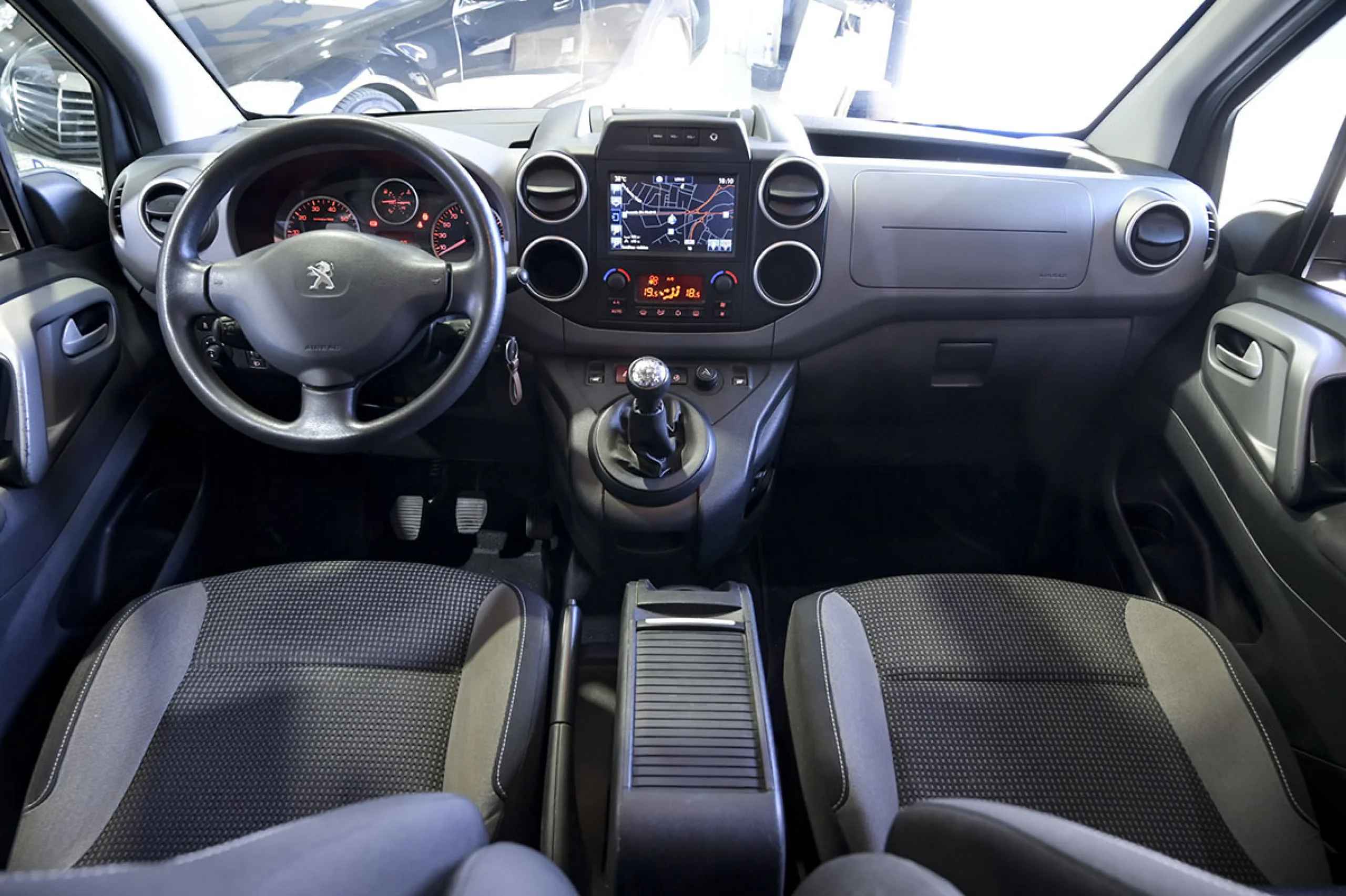 Peugeot Partner TEPEE Adventure Edition 1.6 BlueHDi 73KW - Foto 8