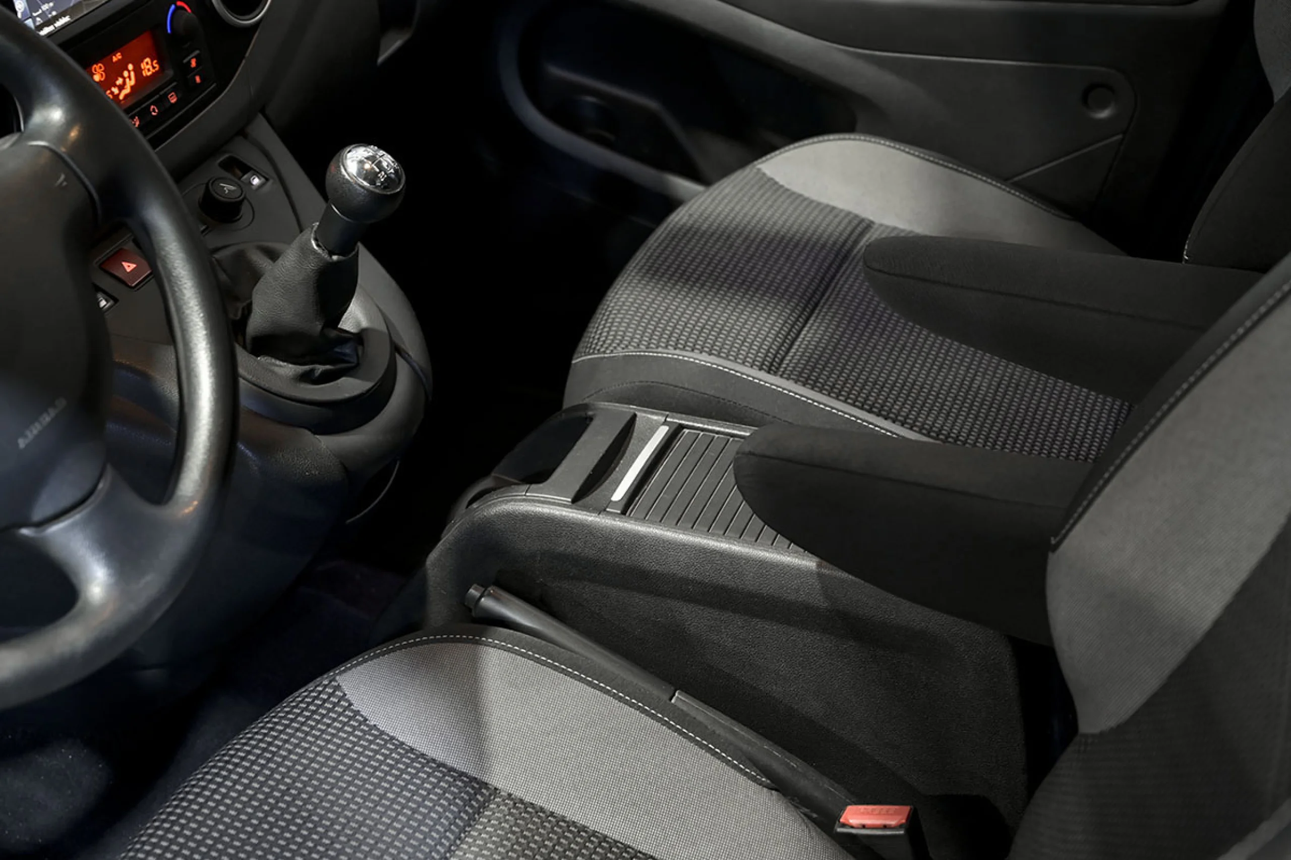 Peugeot Partner TEPEE Adventure Edition 1.6 BlueHDi 73KW - Foto 31