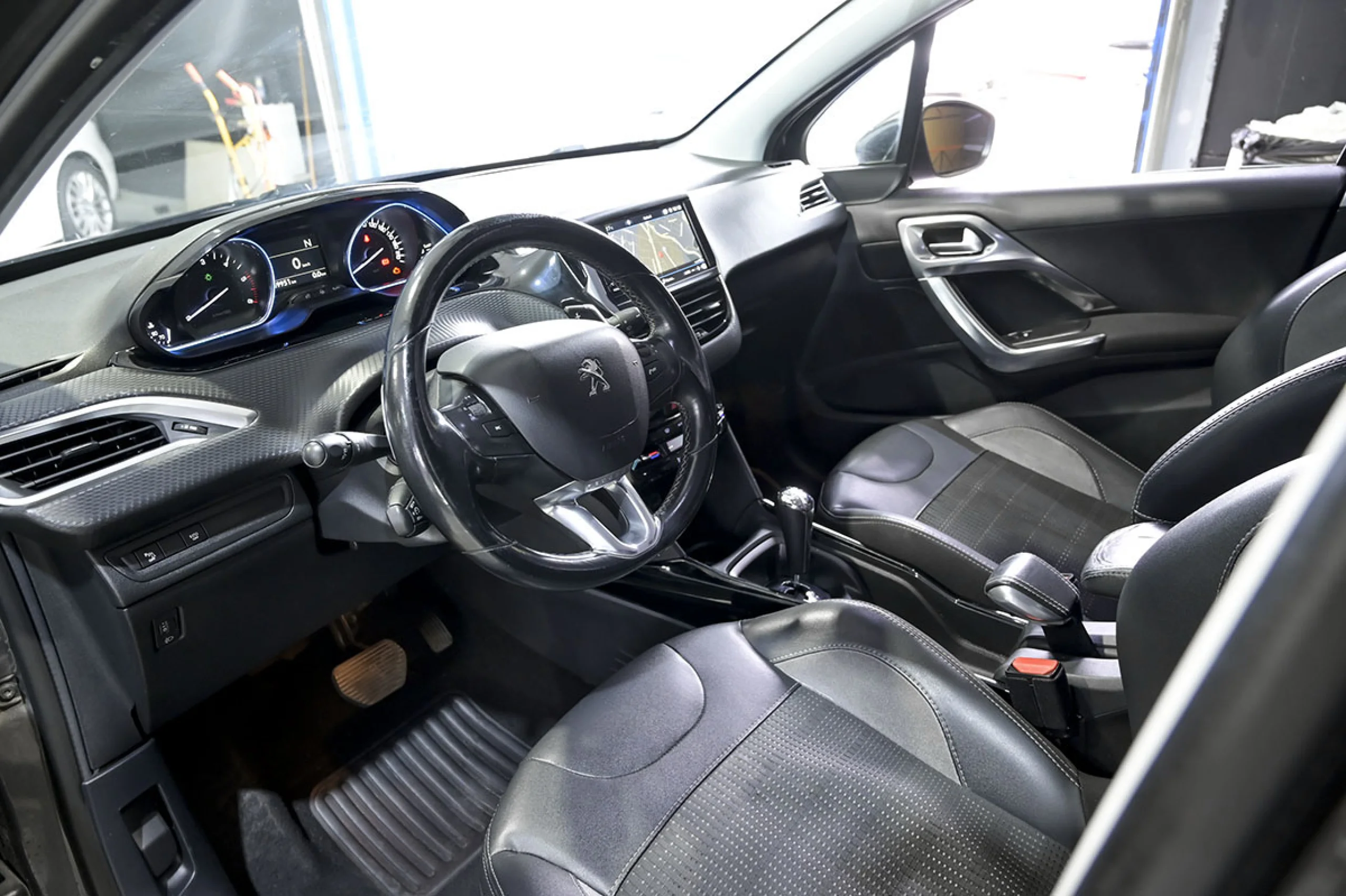 Peugeot 2008 Allure 1.6 BlueHDi 73KW 100CV - Foto 6