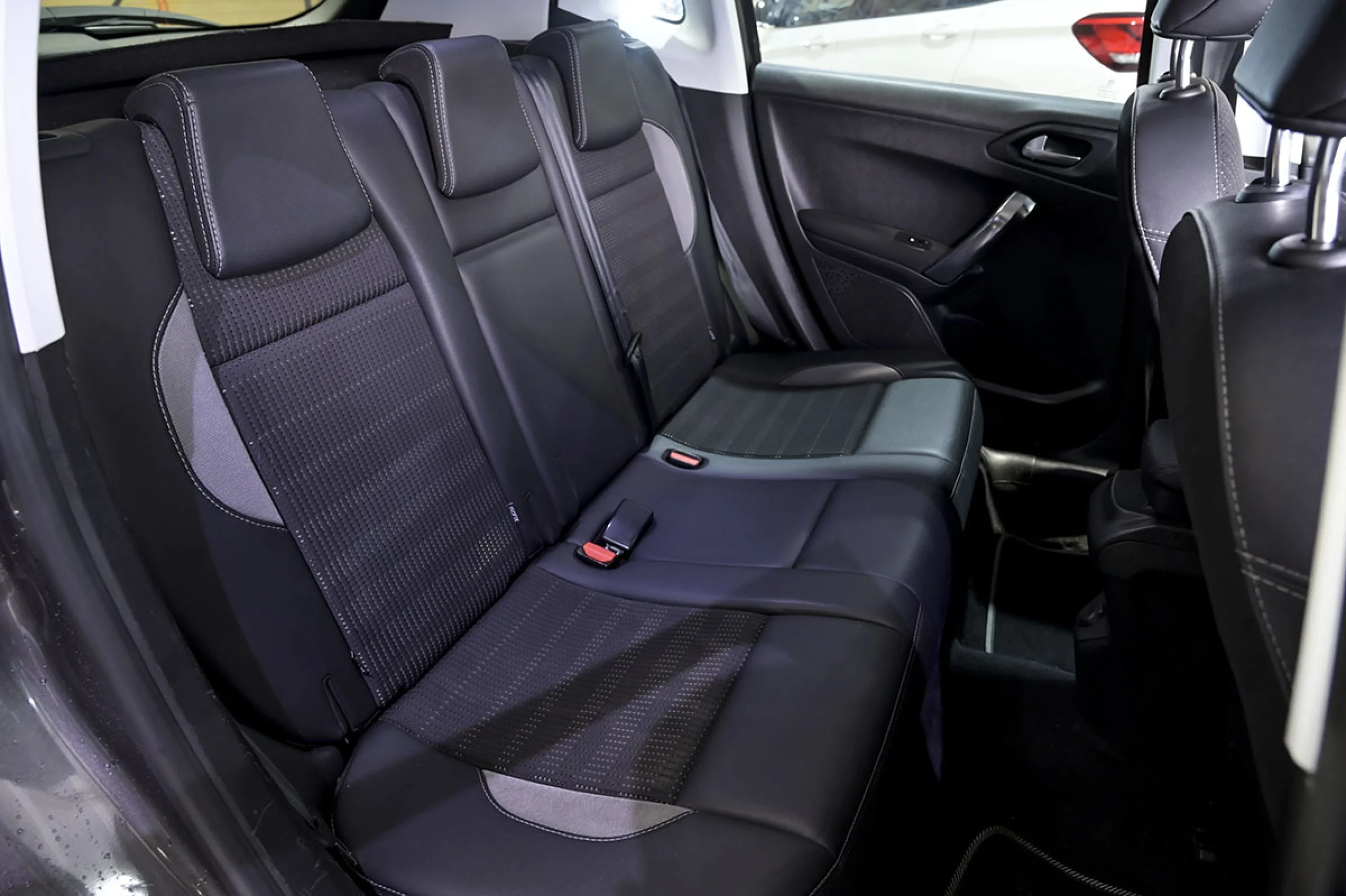 Peugeot 2008 Allure 1.6 BlueHDi 73KW 100CV - Foto 18