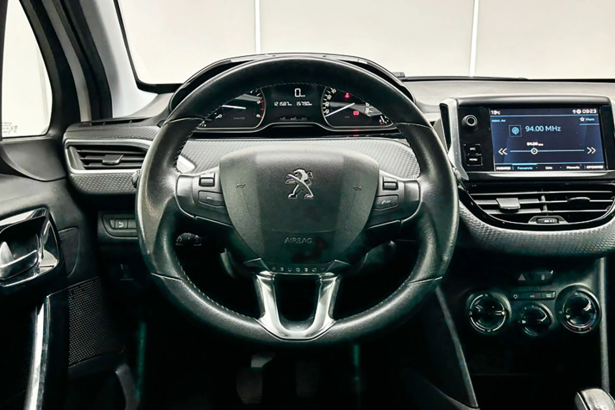 Peugeot 208 5P Signature BlueHDi 73KW 100CV - Foto 6