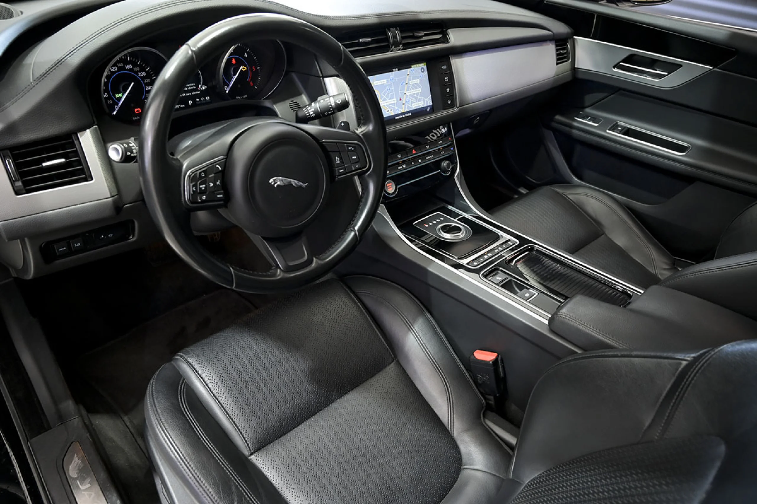 Jaguar XF 2.0D 132kW 180CV Portfolio Auto - Foto 6