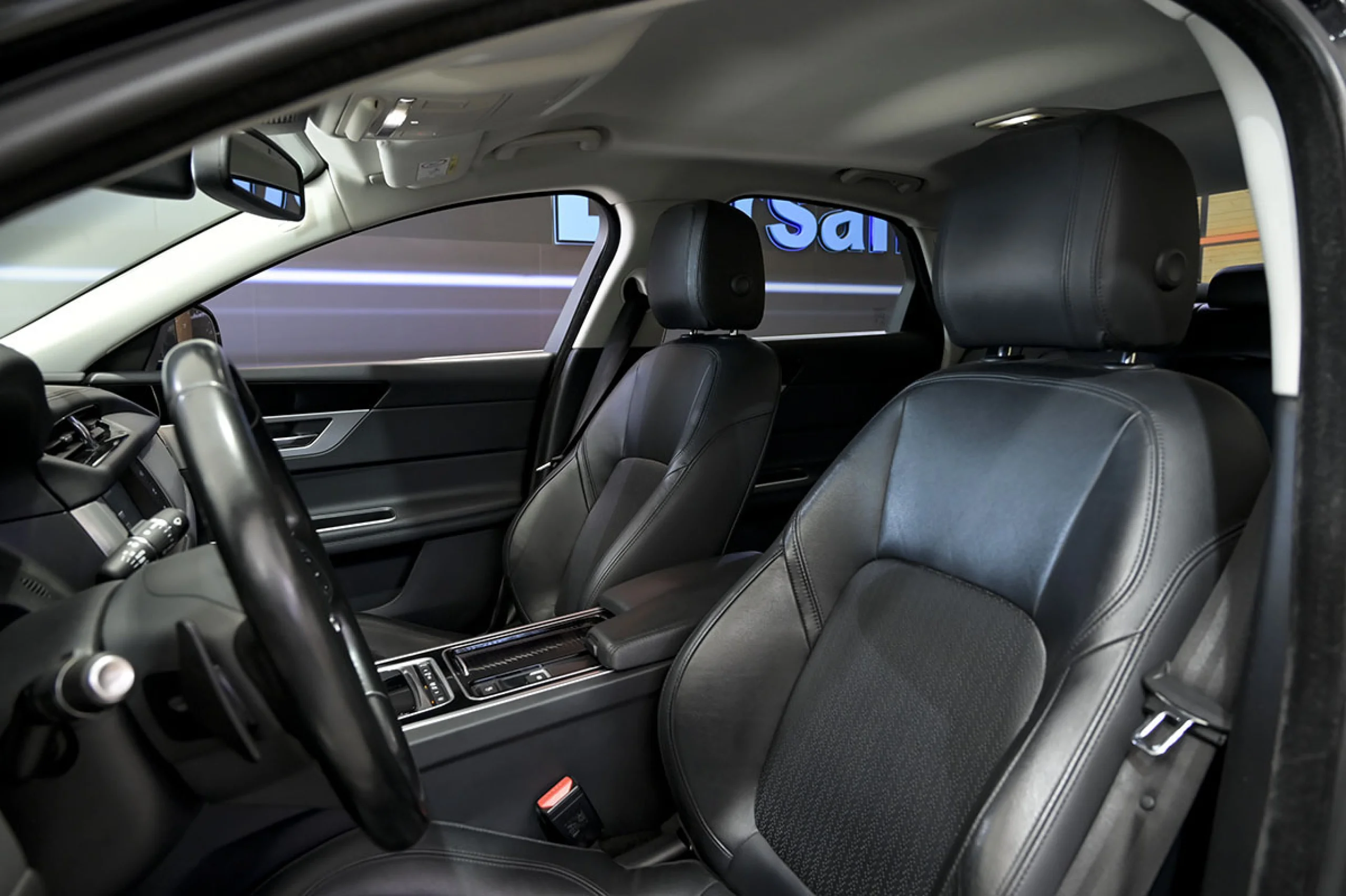 Jaguar XF 2.0D 132kW 180CV Portfolio Auto - Foto 9