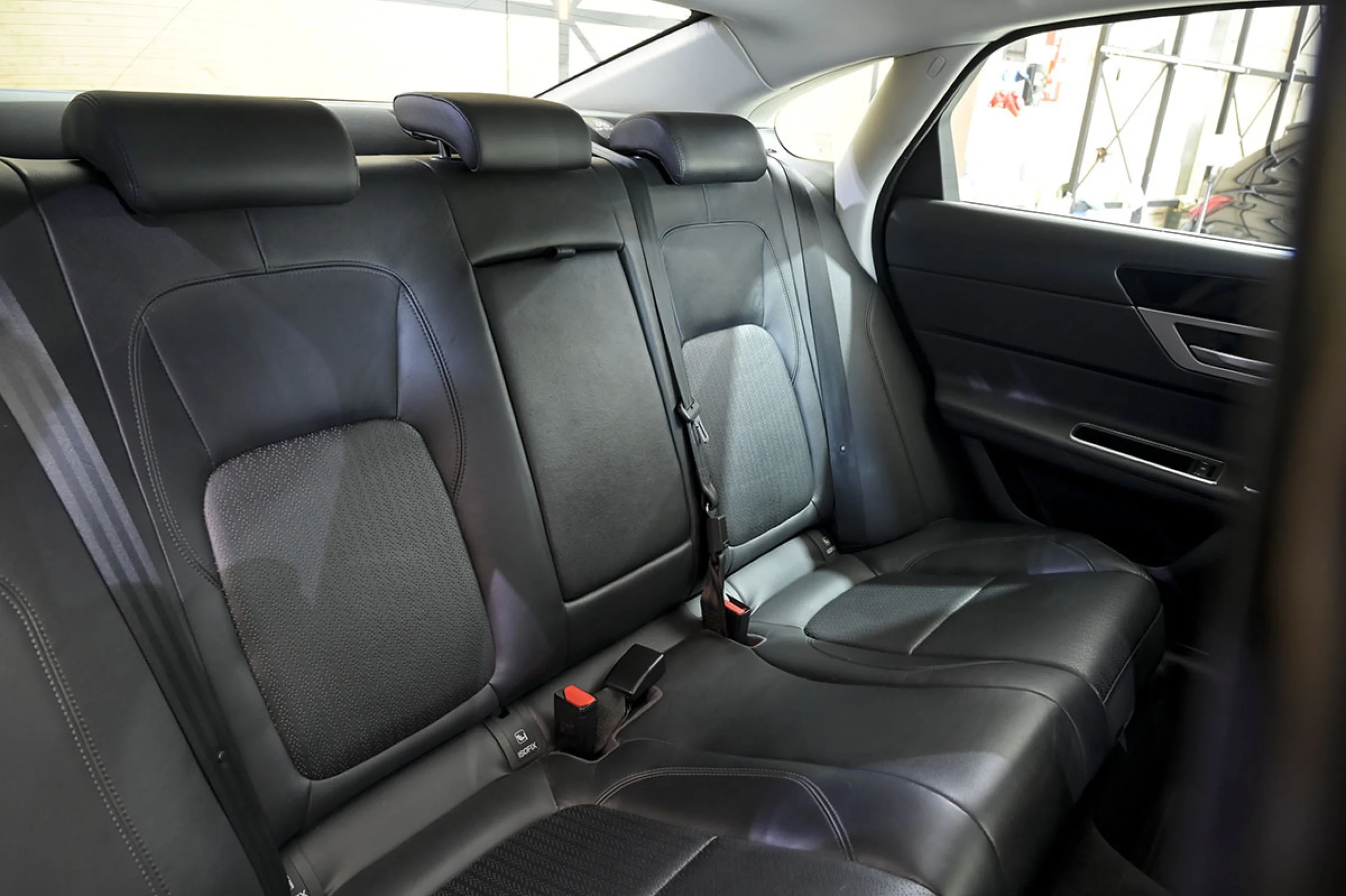 Jaguar XF 2.0D 132kW 180CV Portfolio Auto - Foto 18