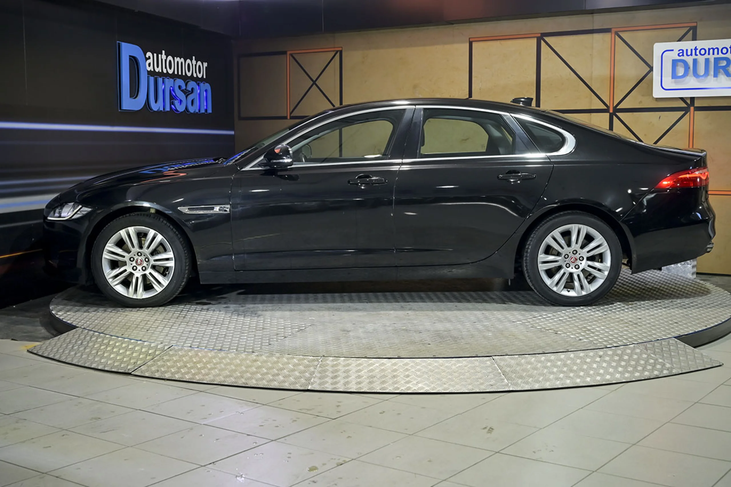 Jaguar XF 2.0D 132kW 180CV Portfolio Auto - Foto 21