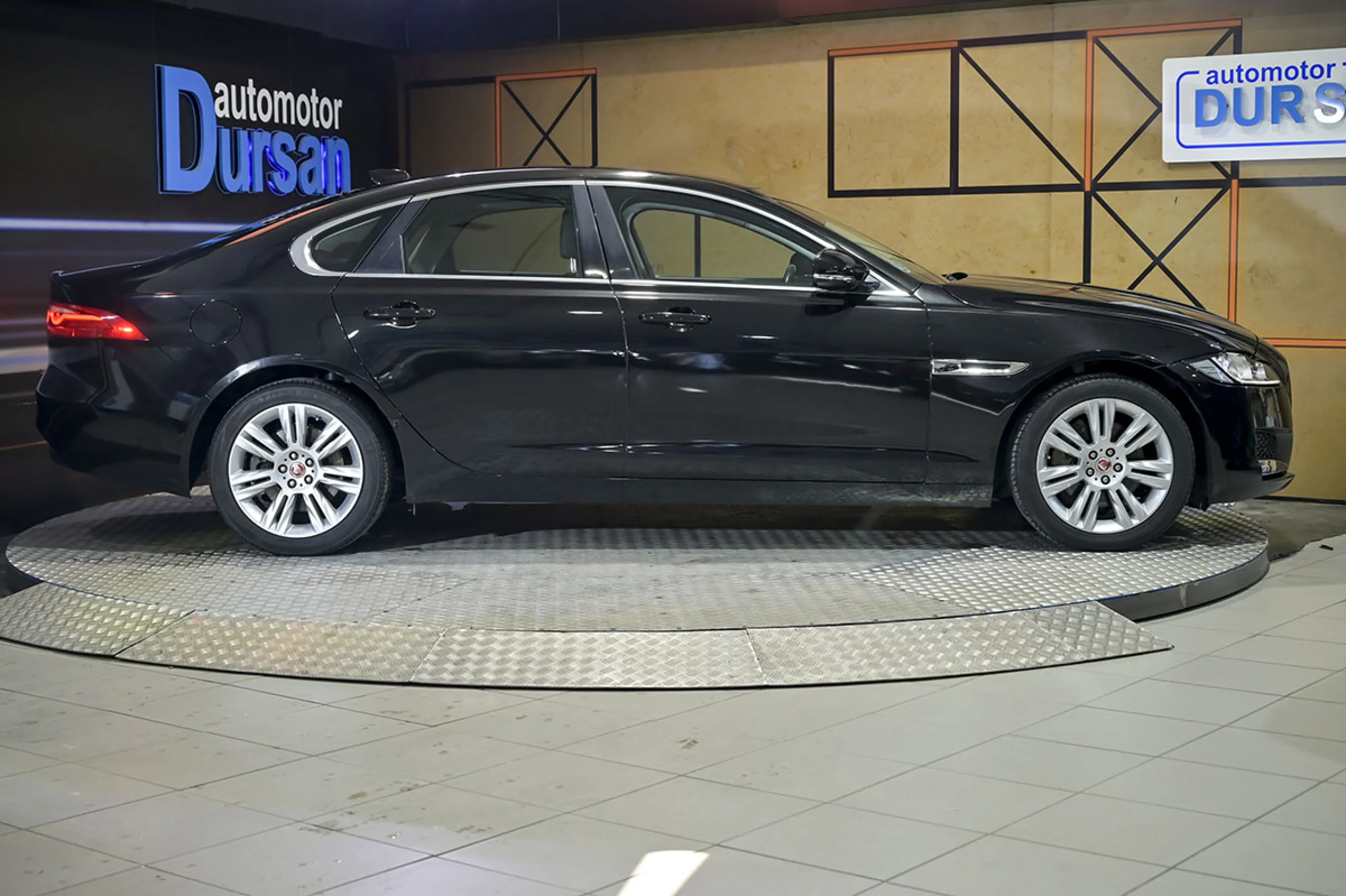 Jaguar XF 2.0D 132kW 180CV Portfolio Auto - Foto 22