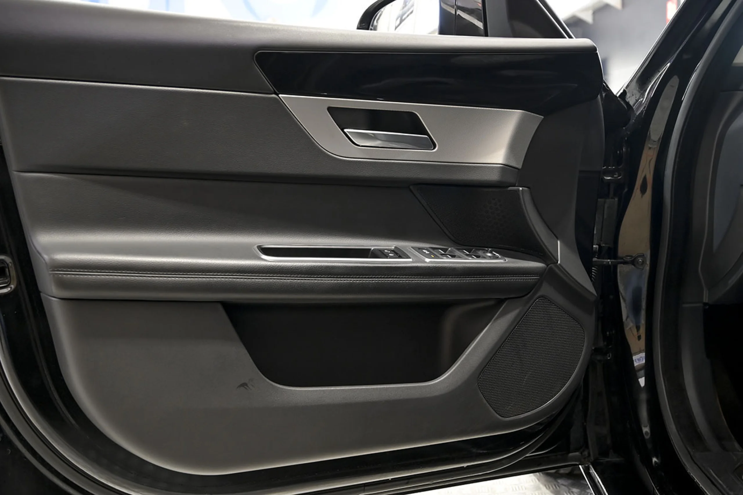 Jaguar XF 2.0D 132kW 180CV Portfolio Auto - Foto 23