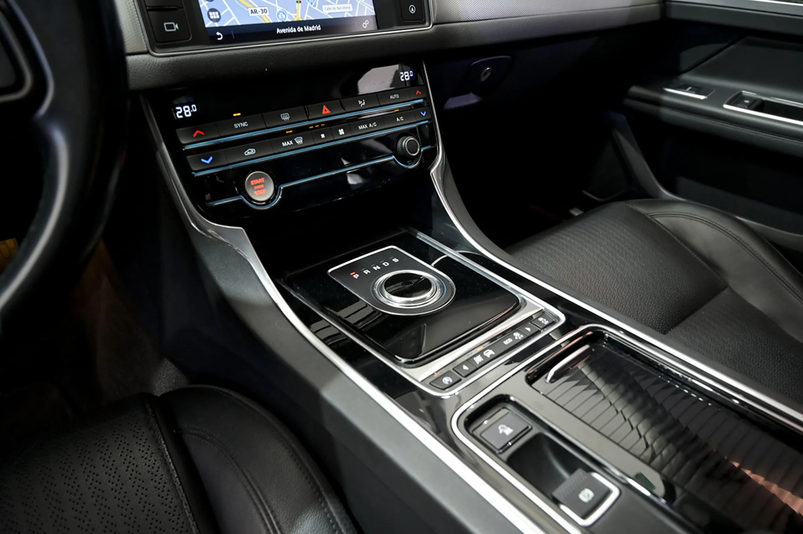 Jaguar XF 2.0D 132kW 180CV Portfolio Auto - Foto 37