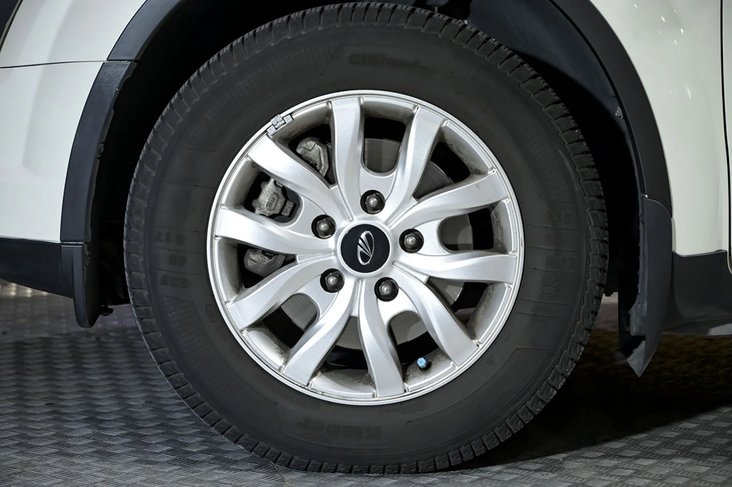 Mahindra XUV500 FWD 4X2 W6 - Foto 15