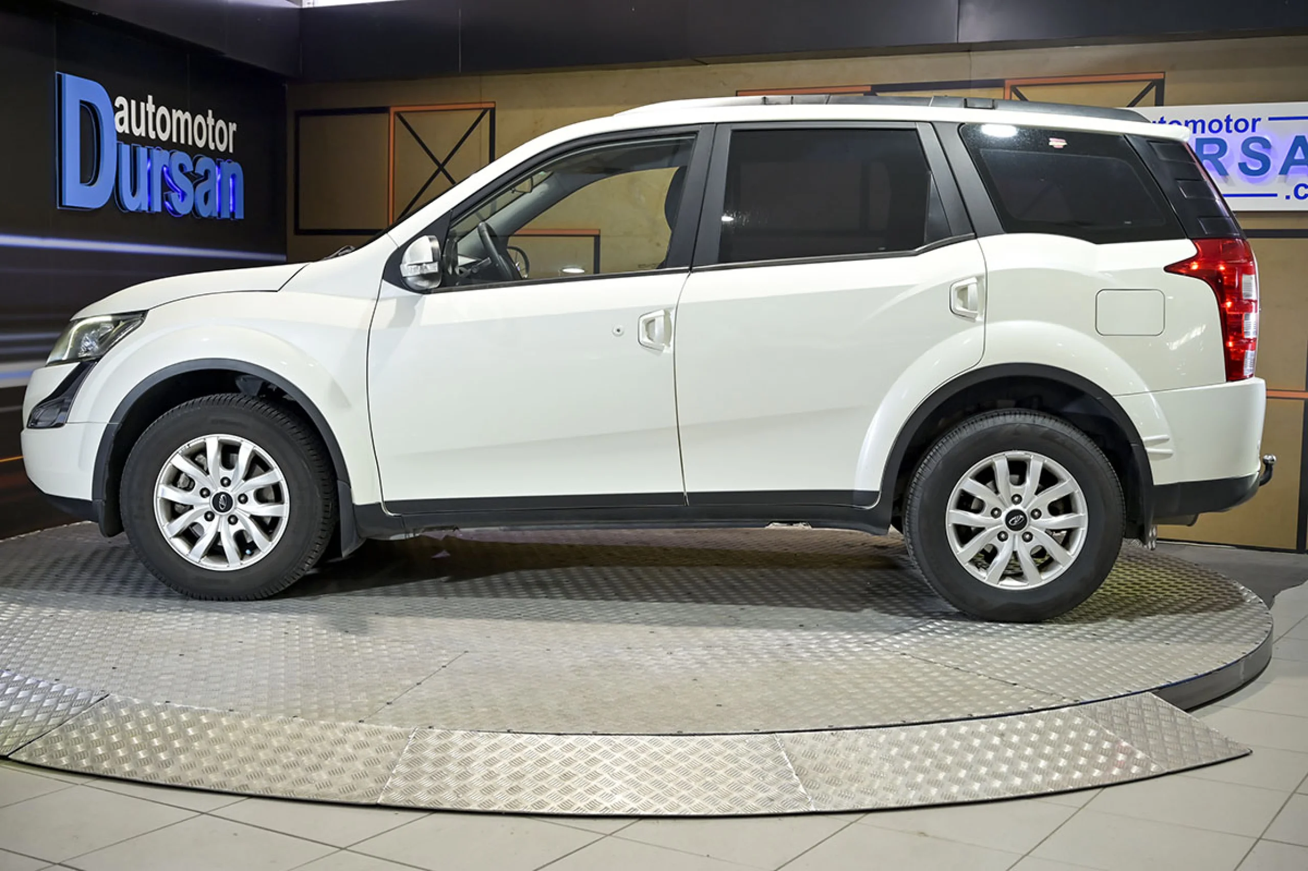 Mahindra XUV500 FWD 4X2 W6 - Foto 17