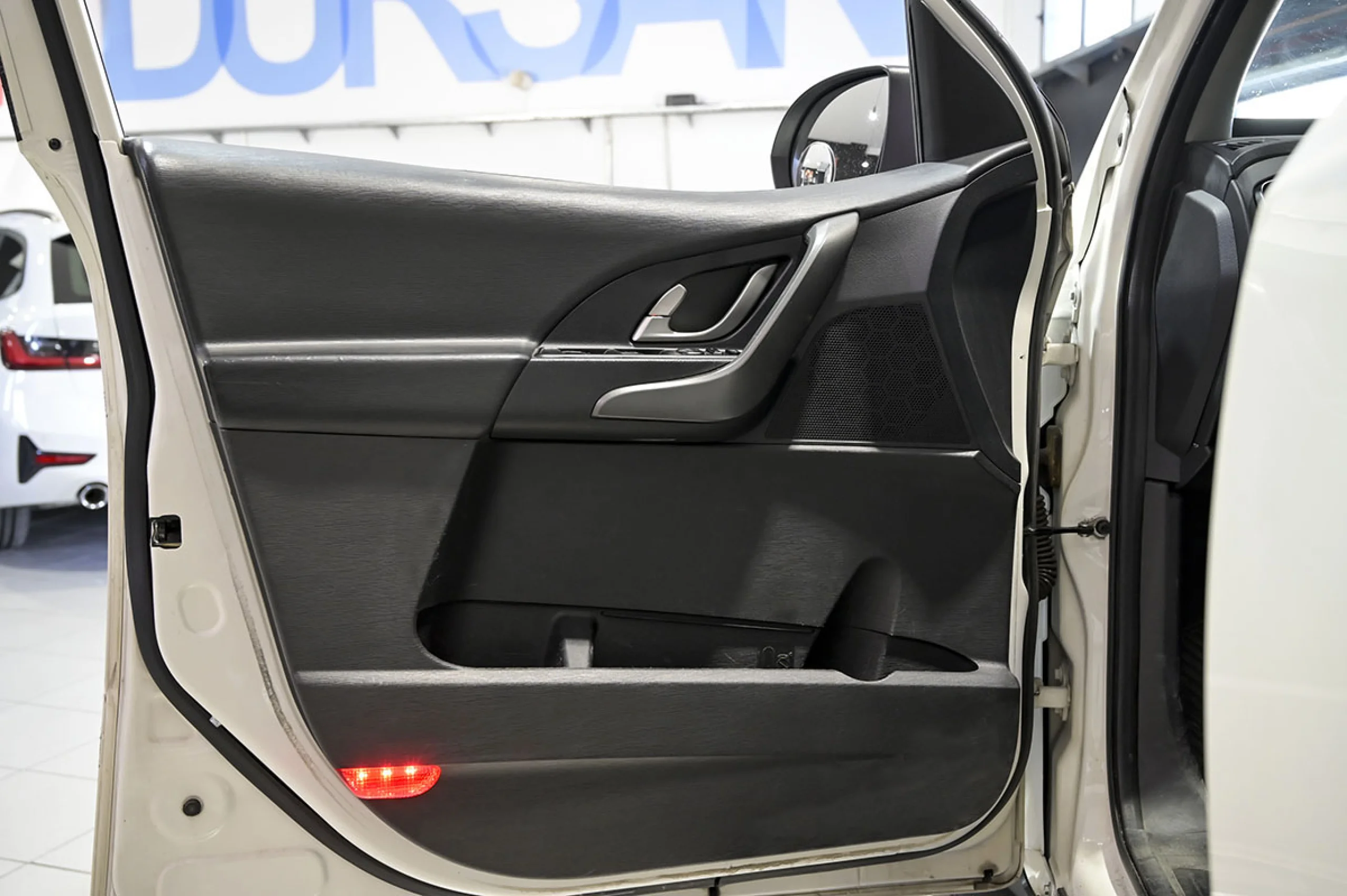 Mahindra XUV500 FWD 4X2 W6 - Foto 23