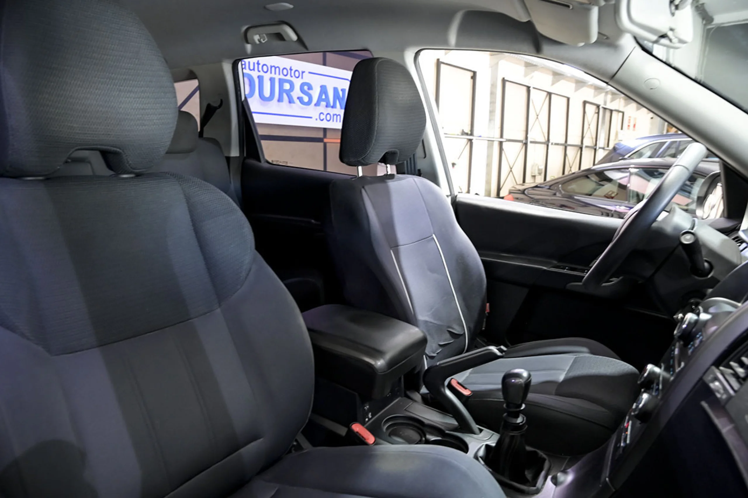 Mahindra XUV500 FWD 4X2 W6 - Foto 26