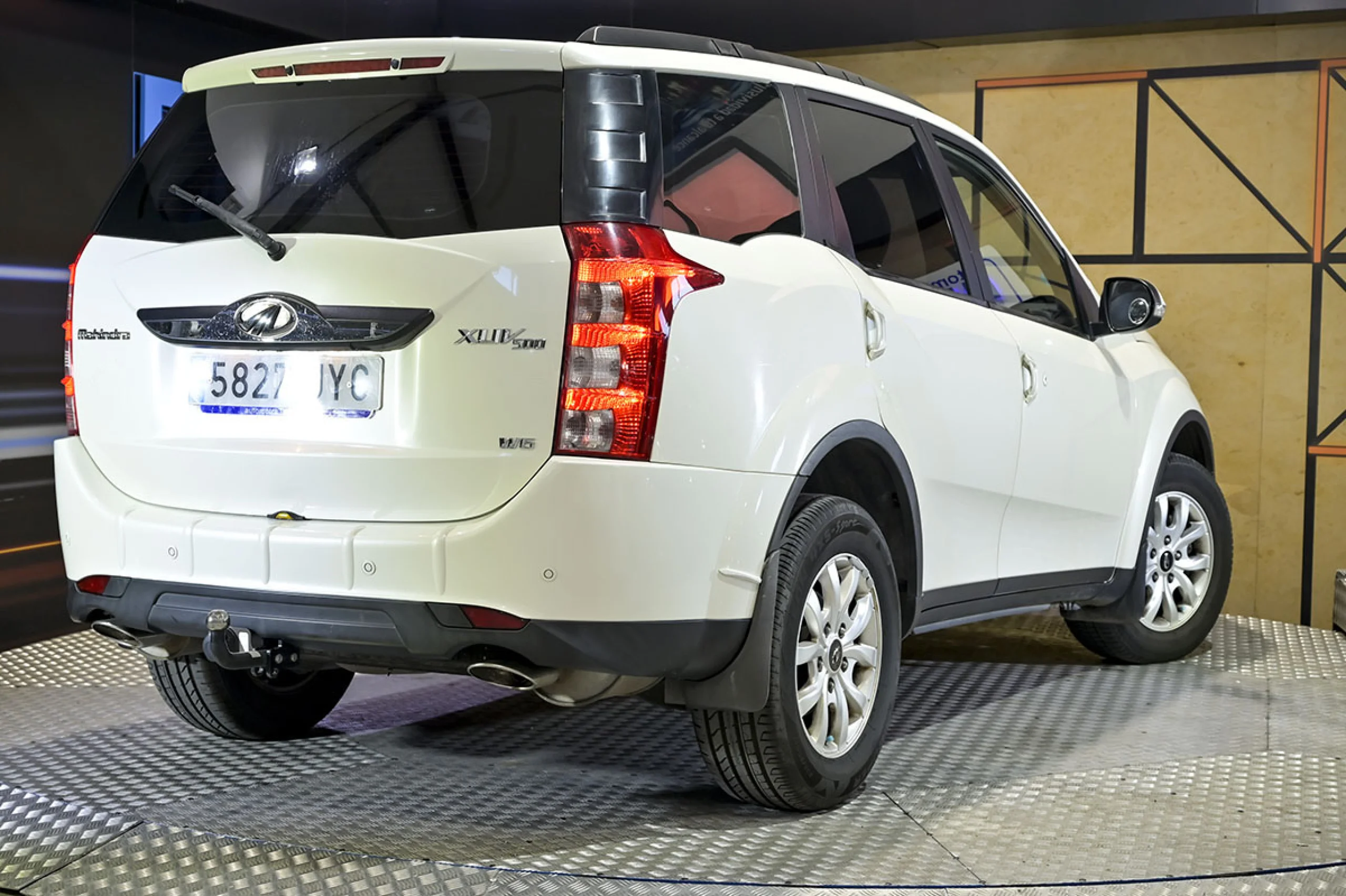 Mahindra XUV500 FWD 4X2 W6 - Foto 4