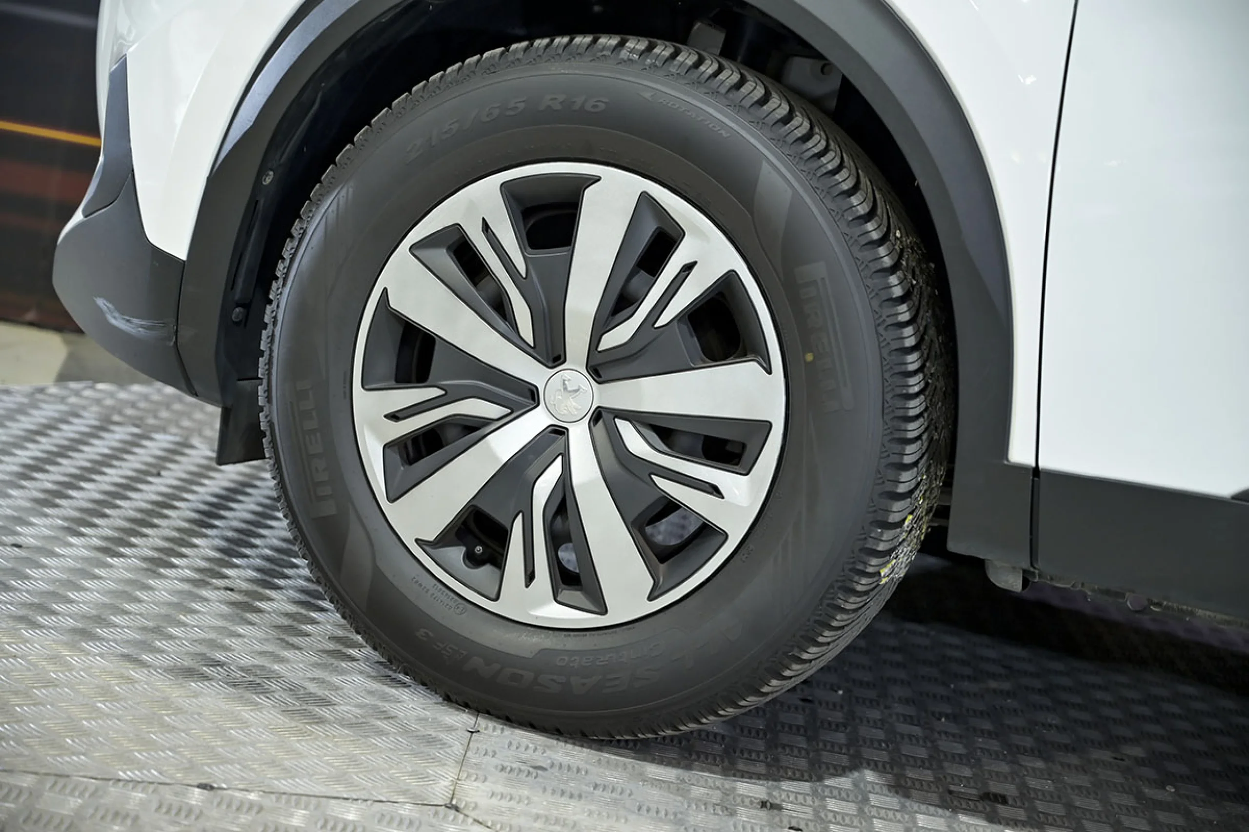 Peugeot 2008 Active BlueHDI 81kW 110CV - Foto 13