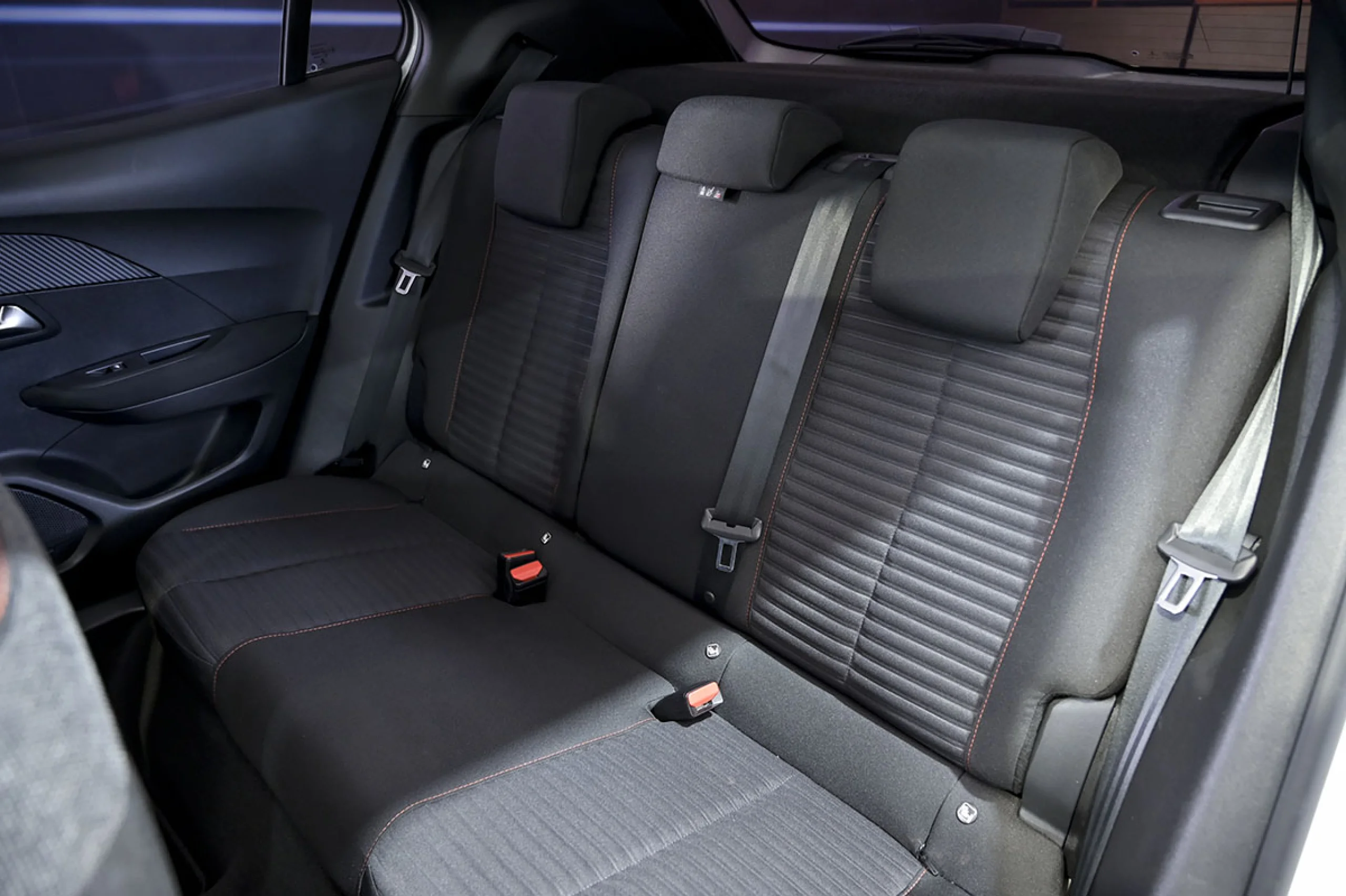 Peugeot 2008 Active BlueHDI 81kW 110CV - Foto 16