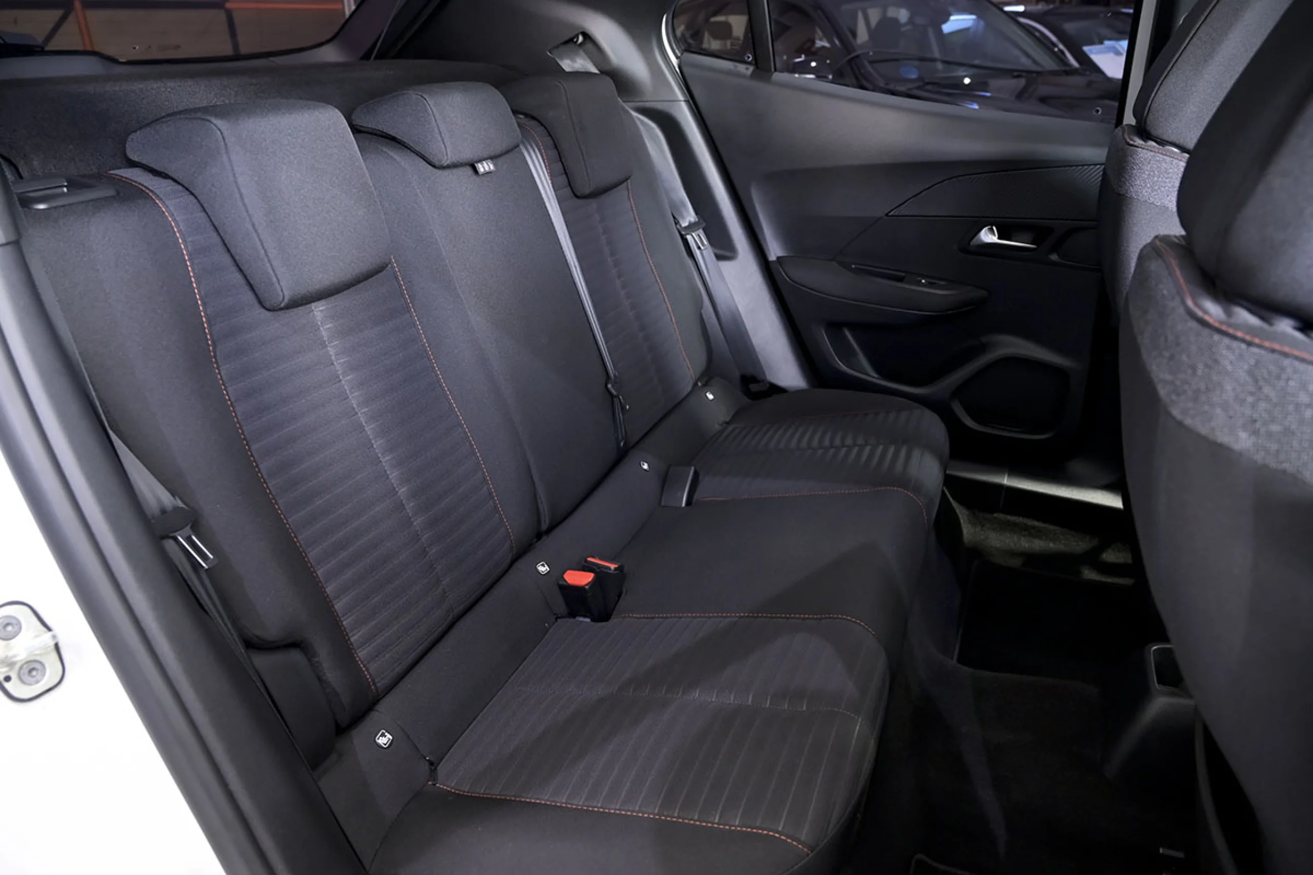 Peugeot 2008 Active BlueHDI 81kW 110CV - Foto 17