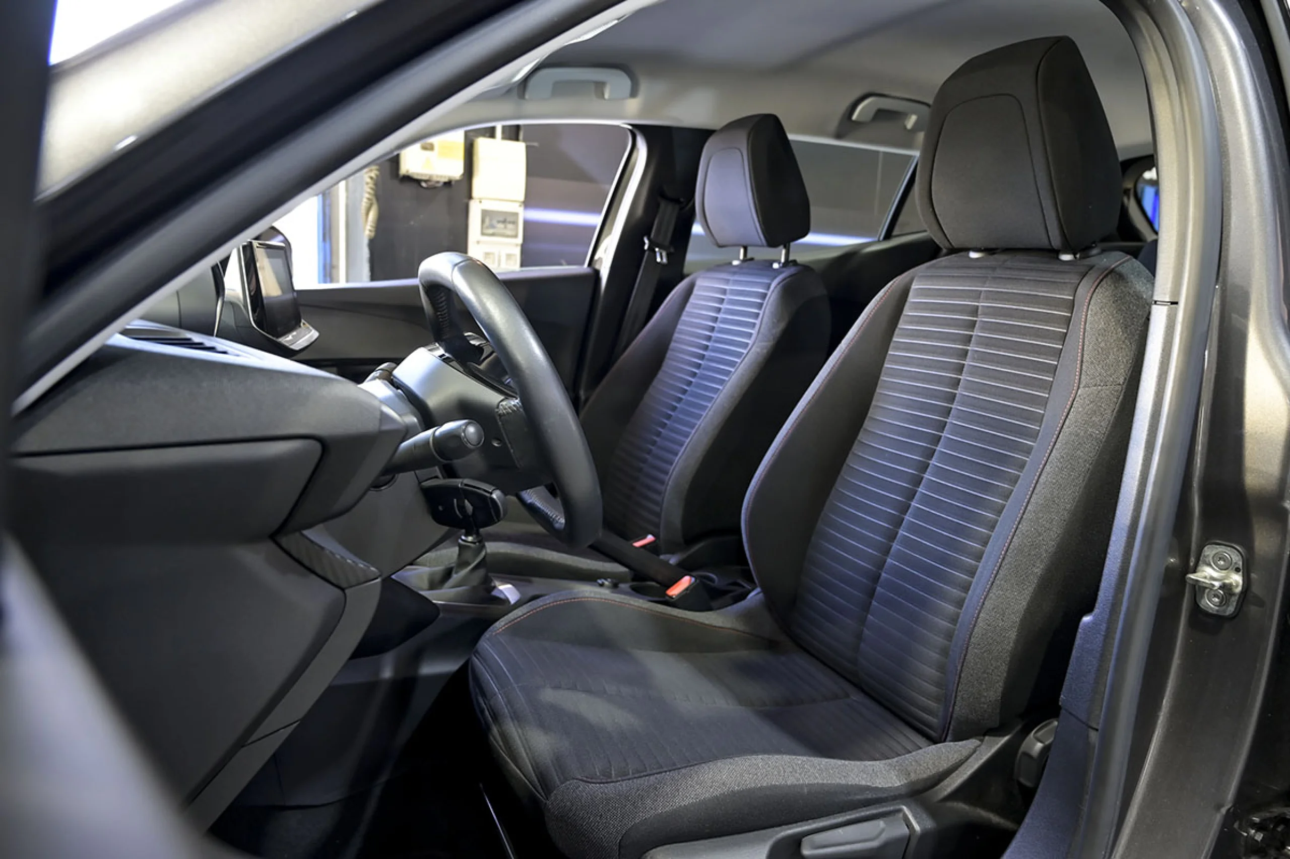 Peugeot 2008 Active BlueHDI 81kW 110CV - Foto 30