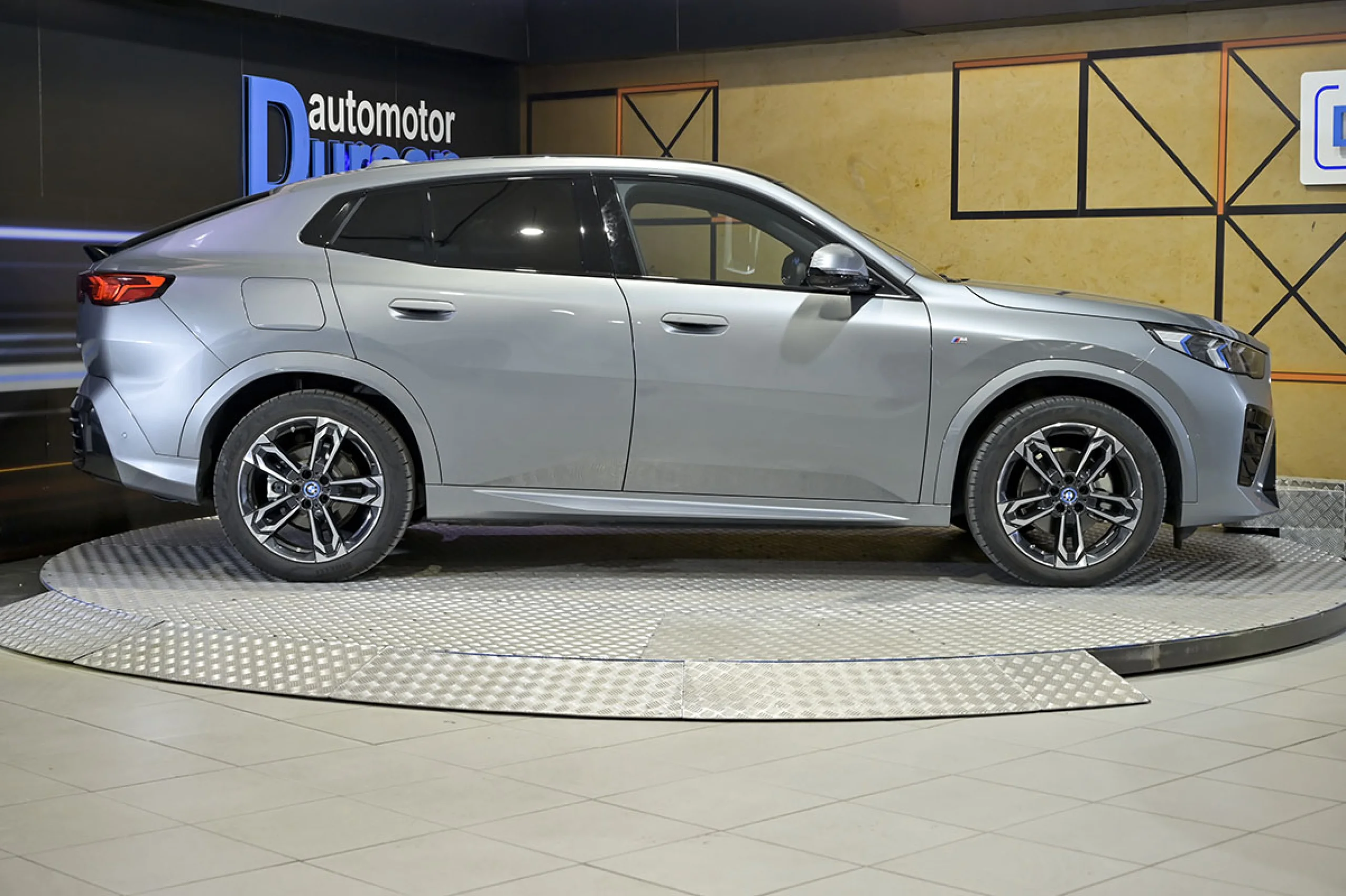 BMW IX2 eDrive20 - Foto 18