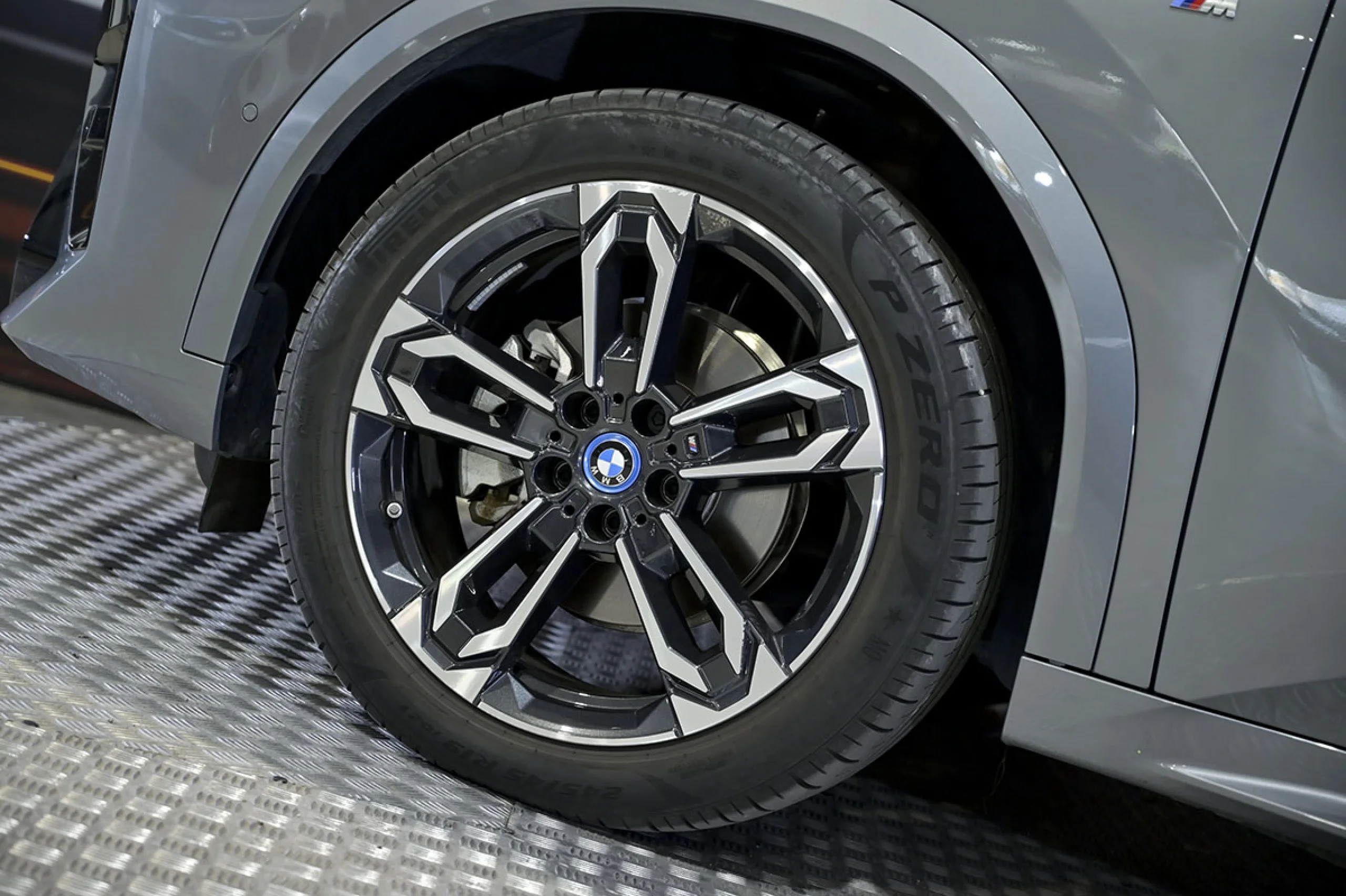 BMW IX2 eDrive20 - Foto 20