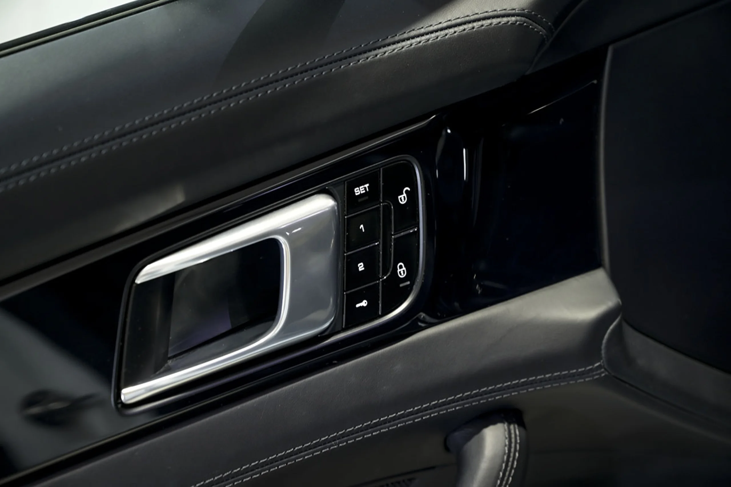 Porsche Panamera 4S - Foto 24