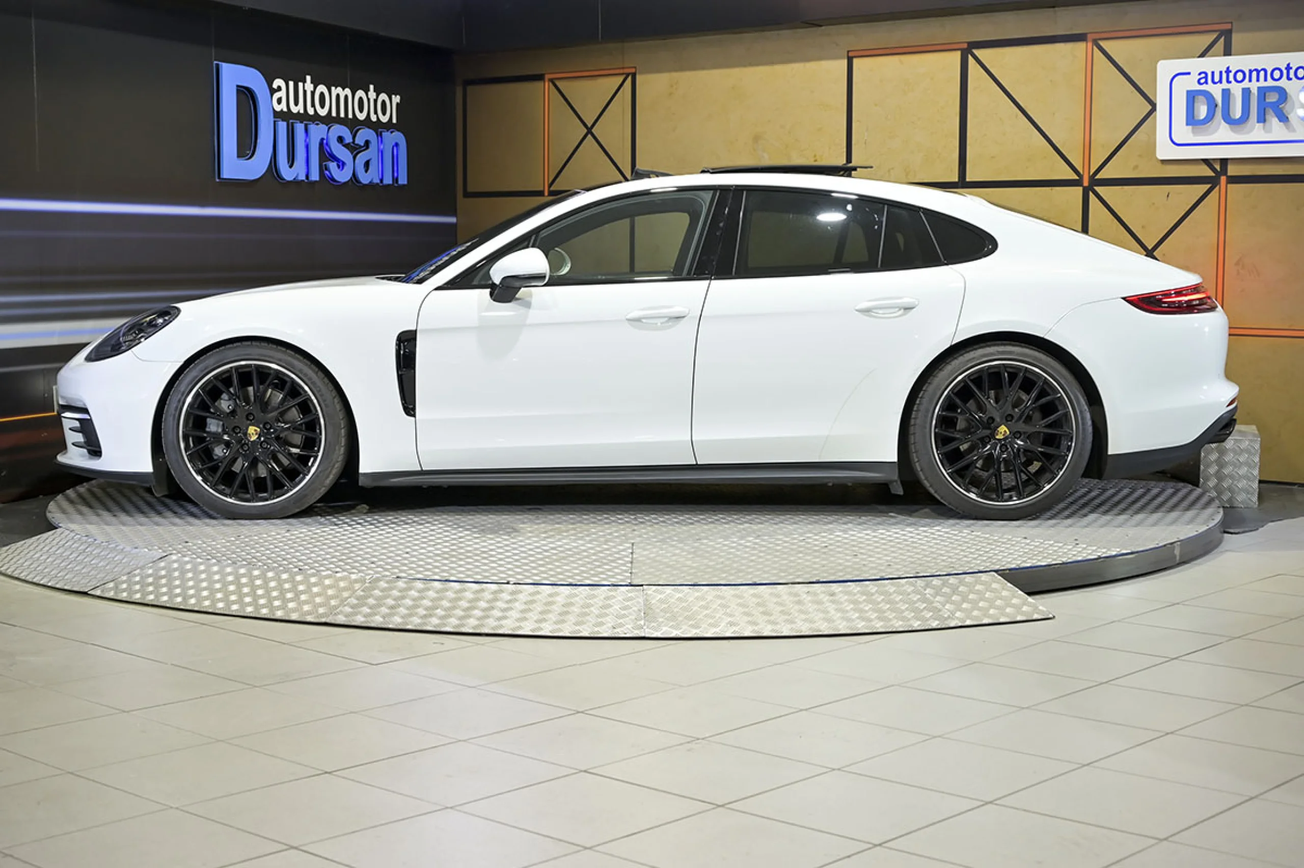 Porsche Panamera 4S - Foto 19